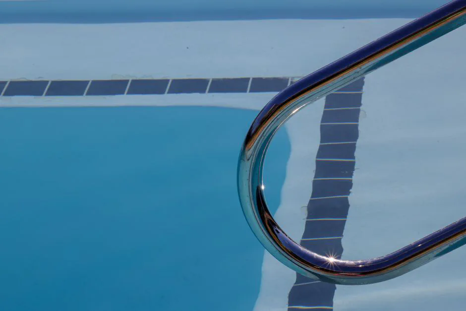 Come pulire il bordo e la linea d'acqua della piscina